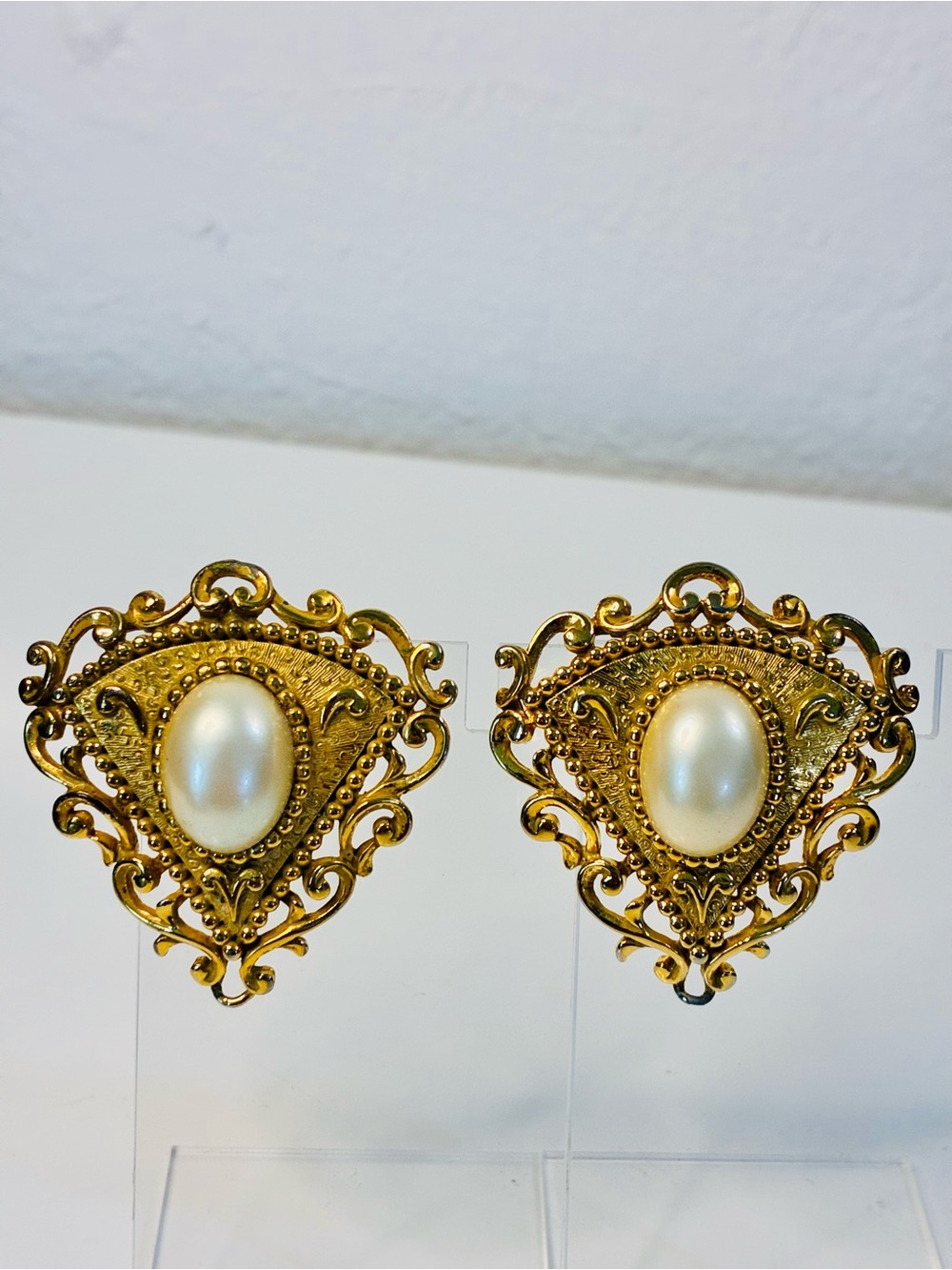 VTG 90s Tat - Ornate Gold Filigree Pearl Center Stud Earrings Dramatic Statement